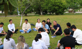 跟人大代表一起过“青年节”，南京医科大学草坪座谈会开讲