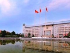 郑州大学：成立工作组调查王某某有关问题，暂停其教学活动