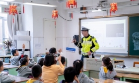 镇江市中山路小学开展交通安全教育课堂
