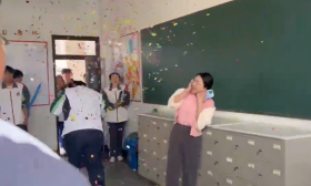 高三学生教室打群架？90后班主任一来，出现神反转
