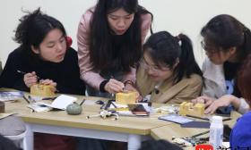 把对妈妈的爱刻下来！ 南财学子上了一堂“方寸间的思政课”