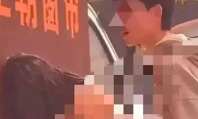 两名学生在小区门口停车场白天放飞自我