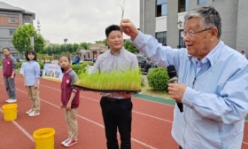 看！赵亚夫与少年队员共话农事