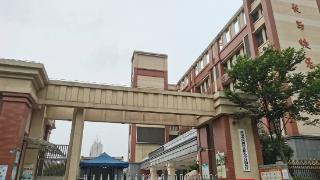 武汉一小学生校内被老师驾车碾轧致死 校方：老师已被警方带走