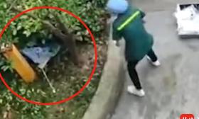 4岁男童学动画片撑伞从26层高楼跳下，网友吵翻了！