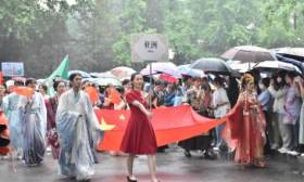 北京语言大学世界文化节雨中开幕，3万余人共同感受世界缤纷文化