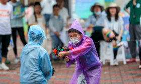 丰台百名少年共绘百米长卷迎六一 ，儿童游戏节吸引千余少年参与