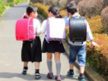 小学生“大书包”背后：普遍六七斤重 孩子弓腰走路