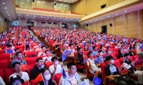 北航师生见证神十六发射成功：老师出征太空是“理想照进现实”