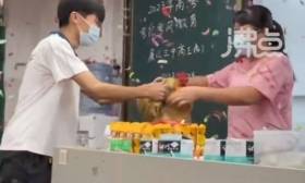 高三学生给老师送五花肉、活鸡当毕业礼物：班主任像鸡妈妈一样带着学生成长