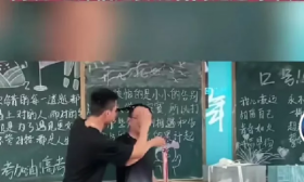 男生高考前向老师送上“束脩之礼”，班级里顿时响起一片笑声