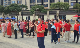 高考首日红成一片！家长穿旗袍、老师穿红衣祝福考生旗开得胜