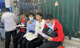 直击高考｜在小小的试卷里挖呀挖！幽默家长唱歌来送考