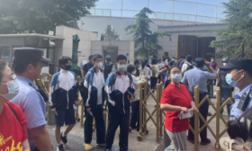 北京高考八中考点现场直击：家长击掌相拥目送考生进场
