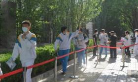 高考首日东直门中学考点：高三毕业生定制祝福横幅送同班同学