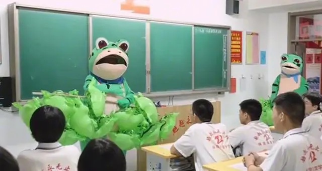 河北一高三班主任化身“賣崽青蛙”送祝福：青蛙寓意高考“頂呱呱”，蟾宮折桂一路綠燈