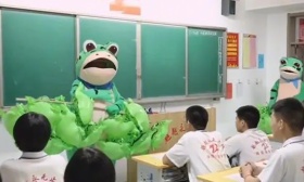 河北一高三班主任化身“卖崽青蛙”送祝福：青蛙寓意高考“顶呱呱”，蟾宫折桂一路绿灯