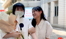 直击高考|惊喜！15年“发小”偷偷坐2小时车来接考！