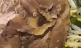 西昌学院食堂饭菜中疑似吃出蛆虫？校方通报：已组建工作专班调查核实