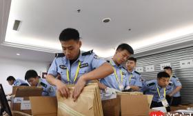 扬子晚报记者探访高考评卷大本营，209万余份试卷是这么“打分”的