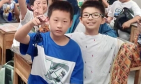 大手牵小手，共同做香囊