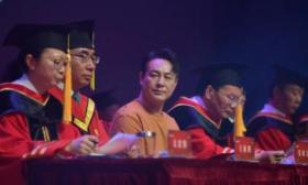 北京电影学院举行毕业典礼，演员张颂文寄语毕业生未来一路鲜花