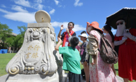 清华北大暑期开放首日，“二校门”“水木清华”等成热门打卡点