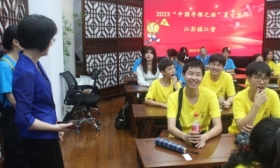 32名华裔青少年的镇江“寻根之旅” 有人喜欢白娘子的传说，有人热衷制作“太平泥叫叫”