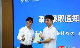 22份滚烫的录取通知！东大校领导送达南京一中学子手中