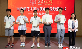 东大首批线下录取通知书，校长亲手交到新生手中