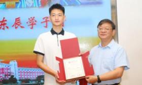 “敬礼娃娃”郎铮收到北大录取通知书：“未来我会继续埋首前行”