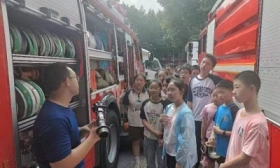 致敬“火焰蓝”！小学生走进消防救援站