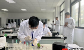 江苏省中小学生实验能力大赛总决赛在扬州开赛，14日百余名选手参加高中化学和物理的决赛
