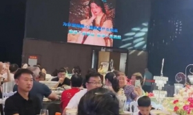 升学宴女儿和男同学合唱情歌，台下老父亲心事重重：白菜已被猪拱