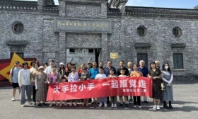 健康社区：大手拉小手，一起跟党走