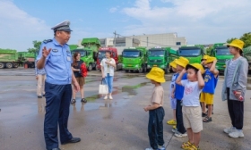 渣土车安全知多少 镇江市渣管中心开展“童眼看城管 渣土车安全体验”夏令营活动