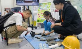 服贸会教育专题展吸引众多观众，门头沟小学生现场展示研学成果