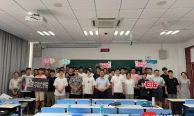 这块特殊的黑板报刷屏了！教师节来临，南航学生给老师送了两架“歼20”