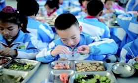不订餐就不准在教室吃饭？深圳某中学学生淋雨吃饭，教育局回应