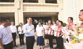 许昆林在南京看望慰问教师 坚持立德树人践行初心使命培养时代新