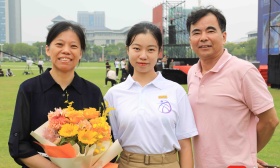 东南大学新生开学典礼上，这对母女同校同系同获茅以升科技奖