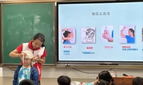 医护人员进校园，为孩子们培训急救知识