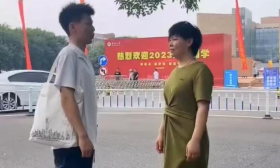 妈妈在大学门口跳广场舞送别儿子，儿子却尴尬万分，身后大学亮了
