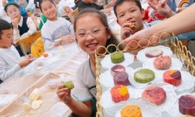 红旗学子月赏中秋 乐享童年