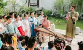 镇江市中山路小学举行“月满国庆，浓情中秋”主题班会活动