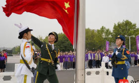 迎国庆，南京大学两地四校区学子同升五星红旗