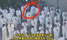 多人穿练功服站着双手合十，受女“导师”轮流抽脸？