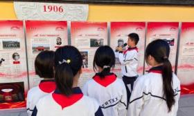 学生担任讲解员，北京抗日战争主题片区特展走进西城区陶然亭小学