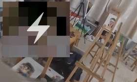 曝烟科男女画室恩爱露正脸，女娴熟男配合超默契，座椅脏乱难清理