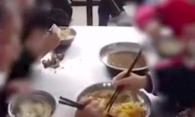 小学食堂6名学生同吃2盘菜，土豆白菜只有一点肉？校长：每月150元，不可能吃得特别好，以吃饱为主